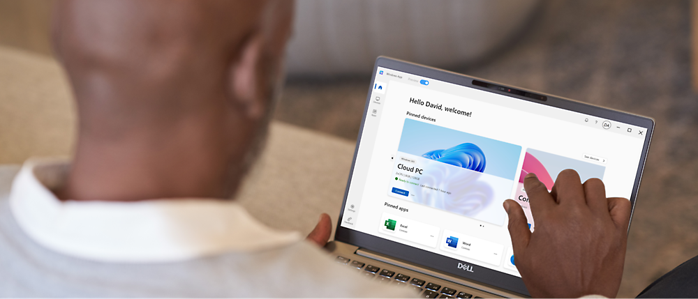 Persona che guarda il suo computer