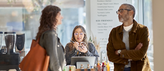 Un gruppo di persone che parlano in una caffetteria.