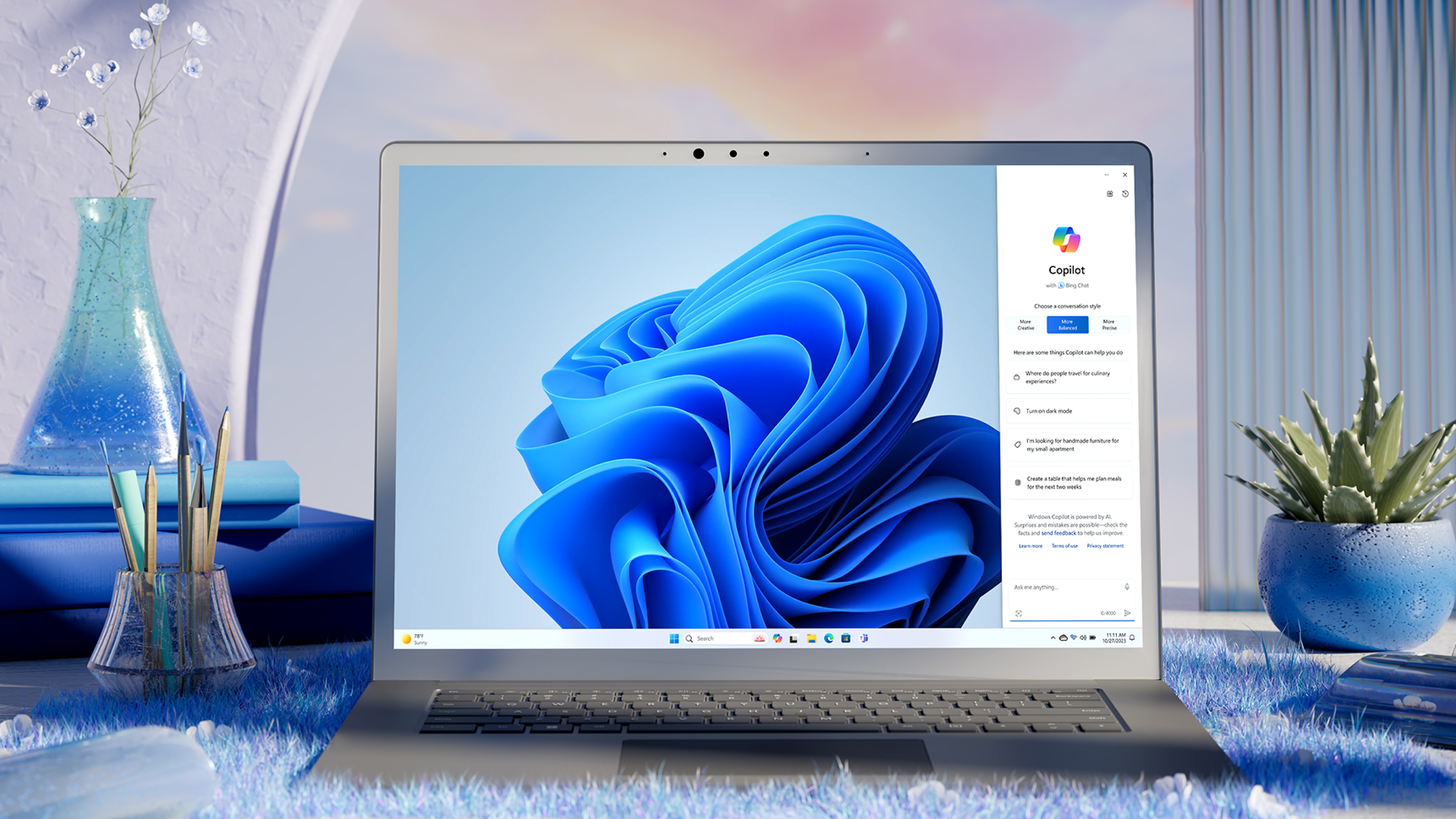 Immagine di un portatile con il desktop di Windows e, sul lato destro dello schermo, un Copilot