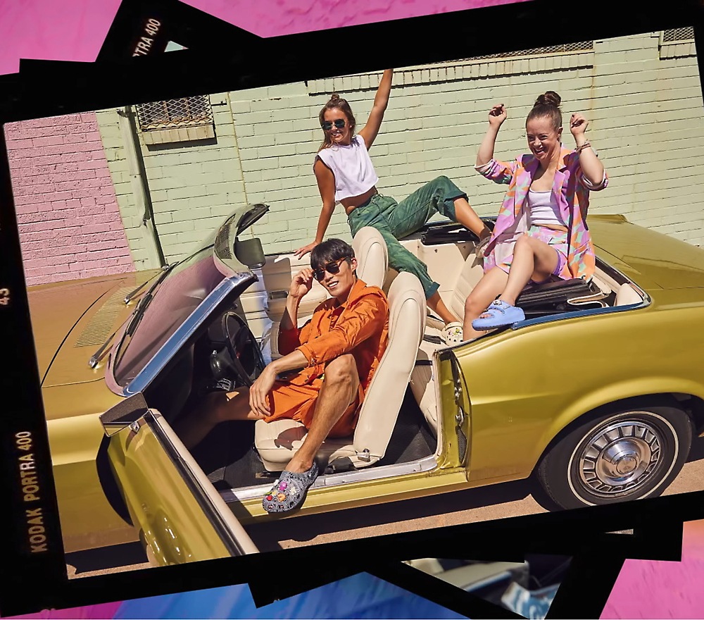 Un gruppo di persone in una macchina decappottabile