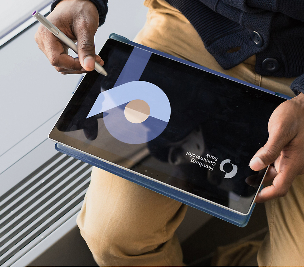 Una persona che tiene in mano un tablet