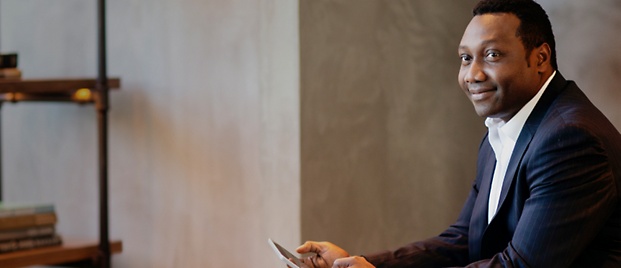 Uomo seduto che usa il cellulare