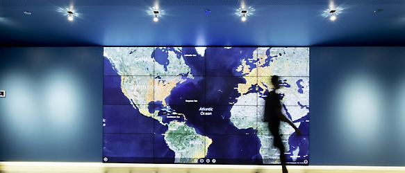 Una persona che cammina davanti a uno schermo grande