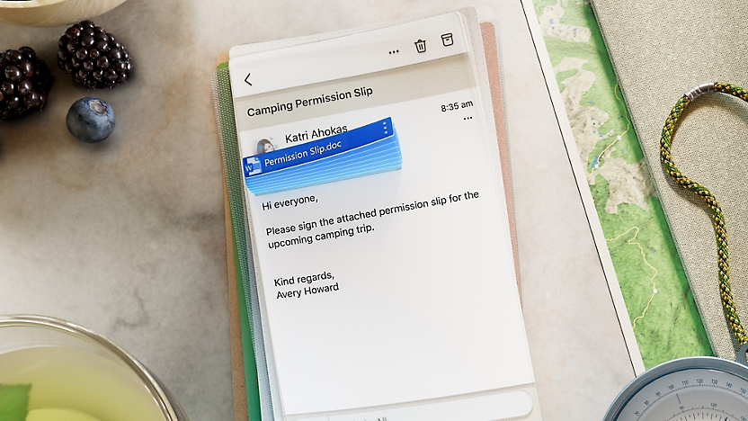 Una pila di foglia con un testo blu e nero