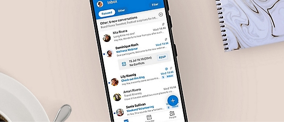 Un cellulare con una finestra chat