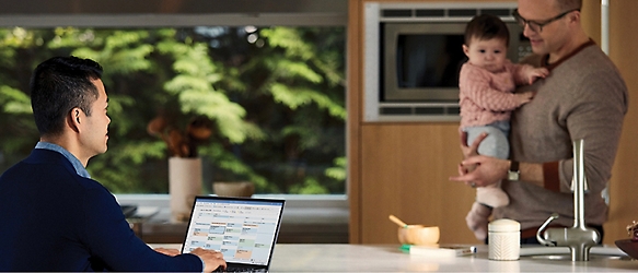 Persona seduta a un tavolo con un computer