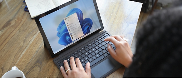 Una persona che digita su un computer