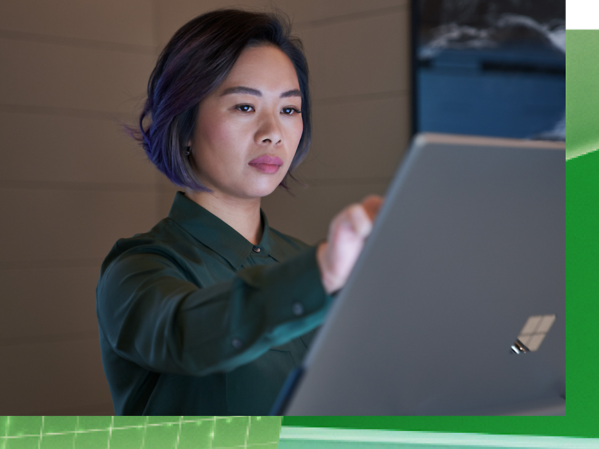 Una donna che lavora su Surface Pro con la mano