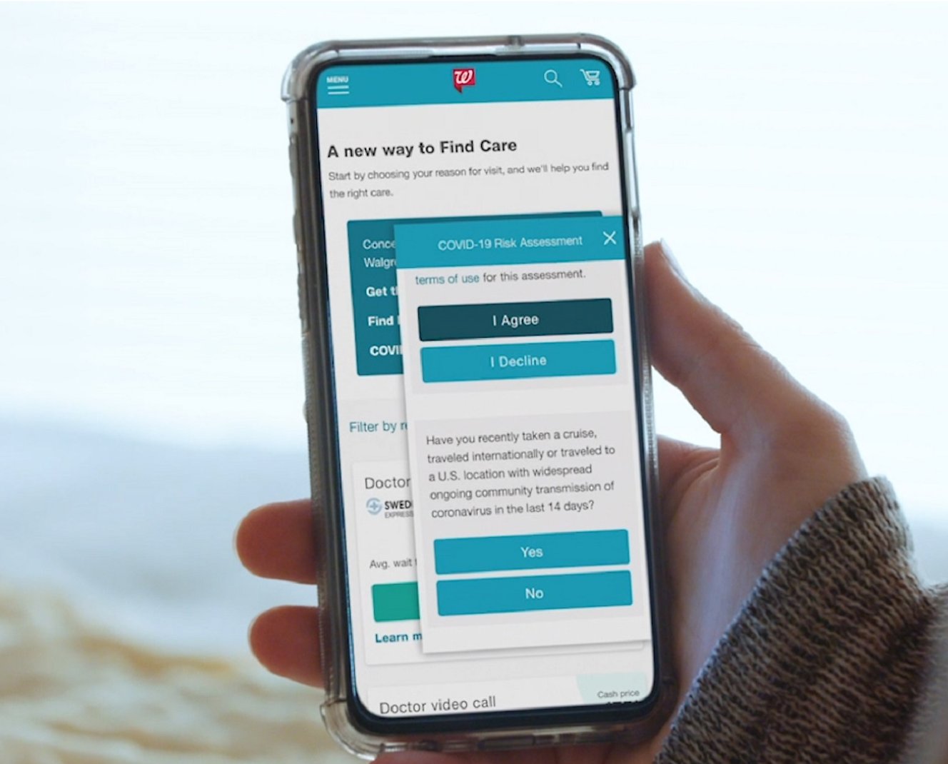 Smartphone con un sito Web aperto mostrato mentre viene tenuto in mano