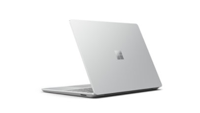 Vista angolare posteriore di un dispositivo Surface Laptop Go 3 con la tastiera visibile parzialmente.