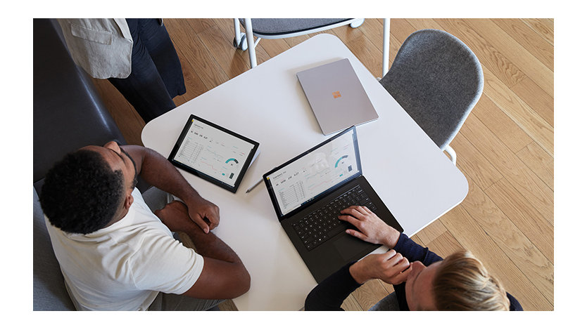 Una vista dall'alto di persone che lavorano su dispositivi Surface