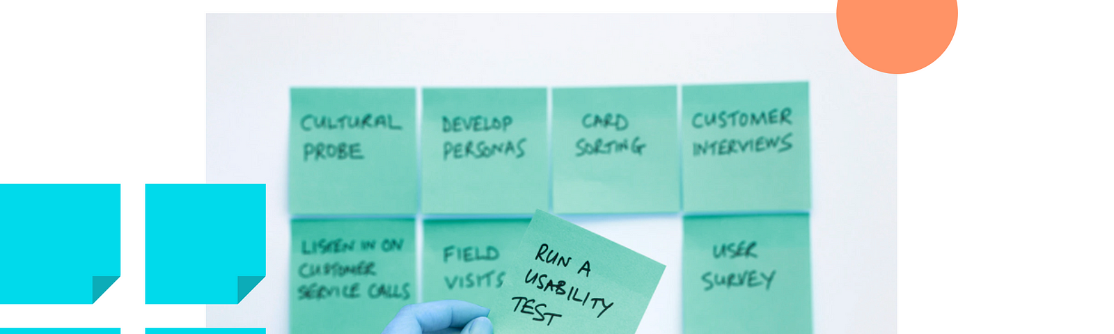 Serie di post-it con elenco strumenti di service design