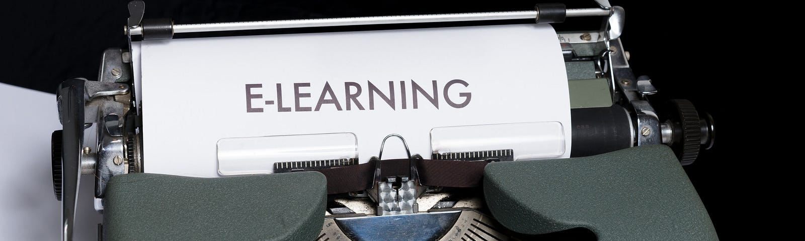 Foglio di carta con la parola E-LEARNING che esce da una vecchia macchina da scrivere