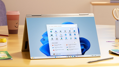 Un portatile aperto, sul suo schermo p visualizzato il menu Start