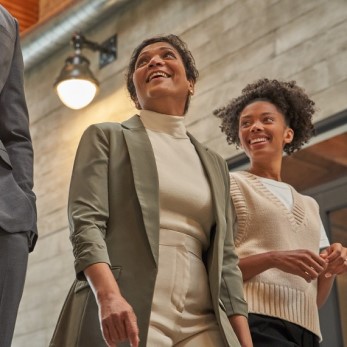 Decision maker (DMS) e team che collaborano in un edificio