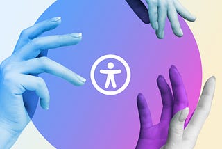 Tre mani che racchiudono in un cerchio il logo di accessibilità
