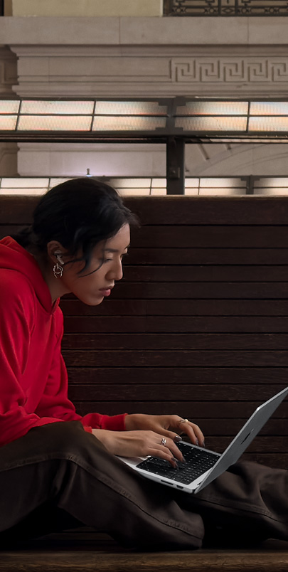 Vista dall’alto di una persona che lavora a un progetto con molta grafica.