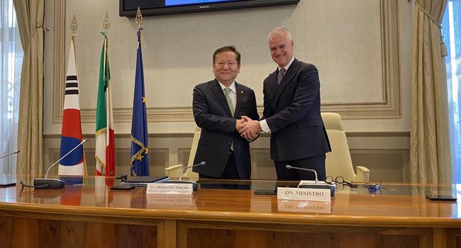 I ministri Lee Sang-Min e Paolo Zangrillo