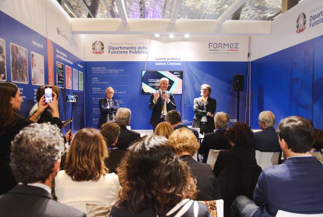 Stand Dfp in collaborazione con Formez. Da sinistra: Giovanni Anastasi (presidente Formez), il Ministro Paolo Zangrillo e Sauro Angeletti (Dfp) 