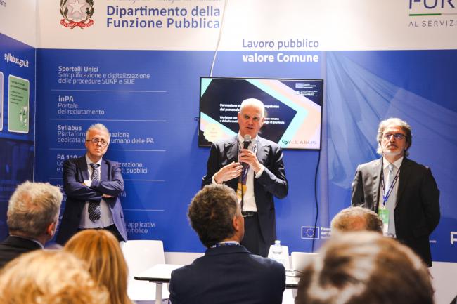 Da sinistra: Giovanni Anastasi (presidente Formez), il Ministro Paolo Zangrillo e Sauro Angeletti (Dfp) 