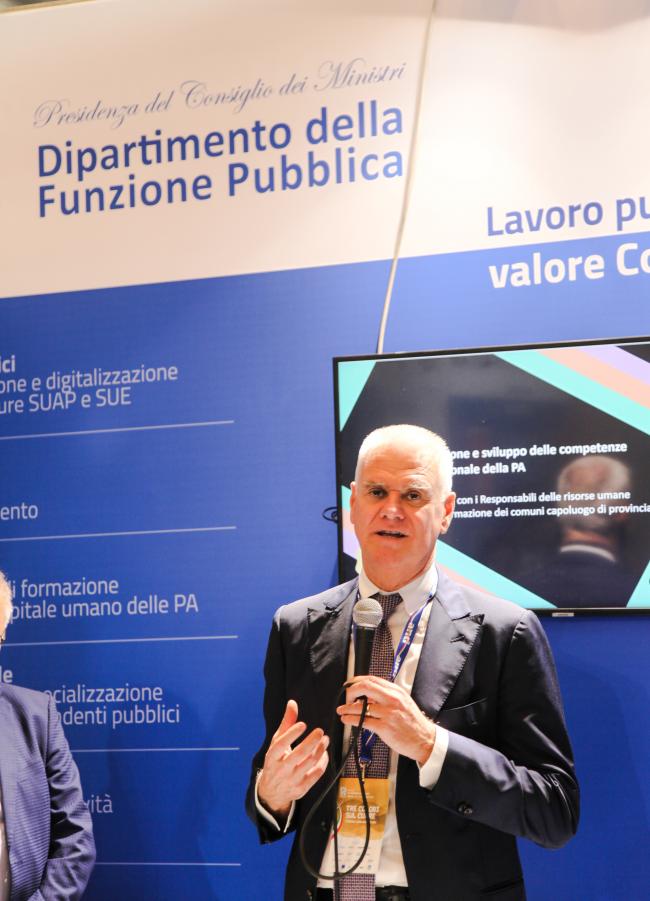 Il Ministro Zangrillo interviene allo stand Dfp in collaborazione con Formez