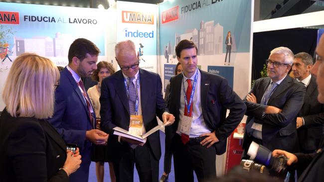 Il ministro Paolo Zangrillo visita gli stand  